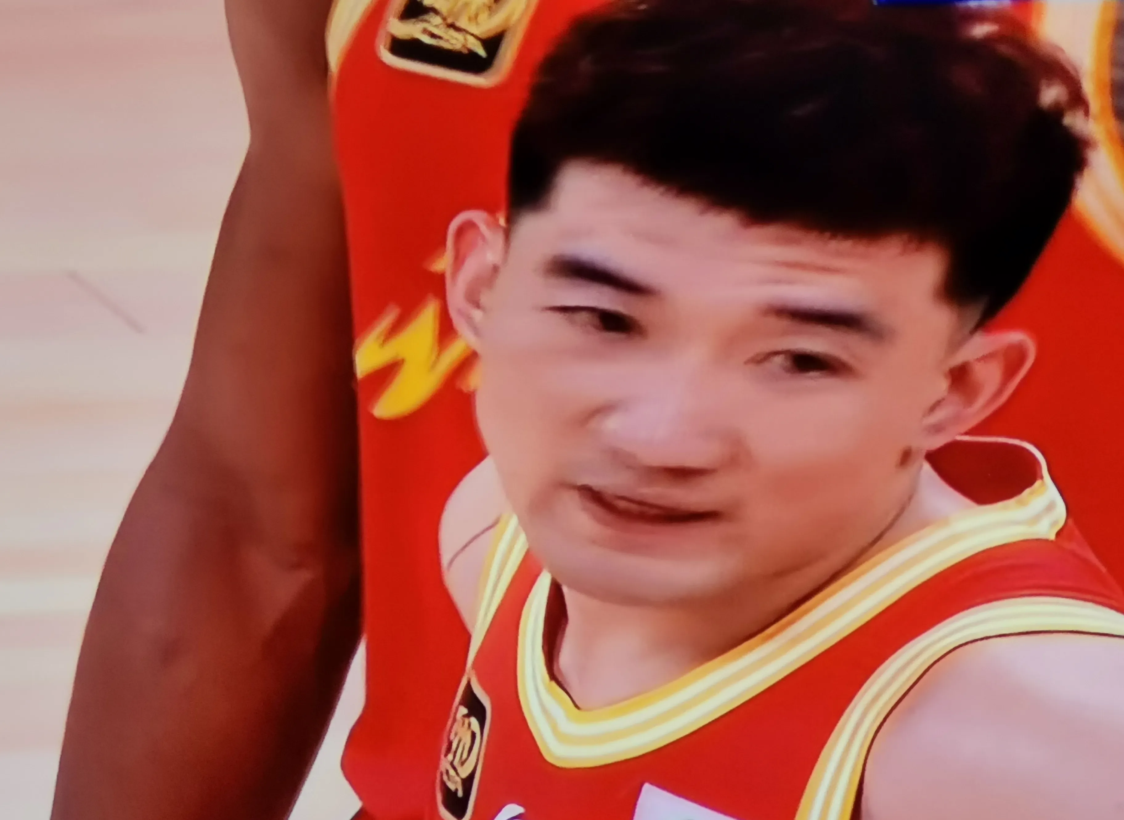 骑士险胜广东队，孙铭徽点燃赛场